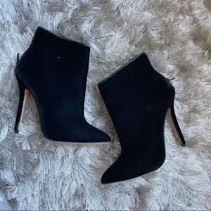 New without tags velvet ankle boot.